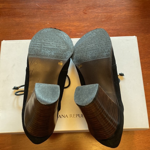 EUC: Banana Republic black suede ankle booties. Size 8.5. - Picture 10 of 14